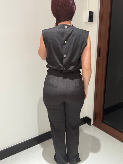 Vilmarie (Set de dos piezas con top drapeado, botones y argollas en plateado. Pantalón corte recto).