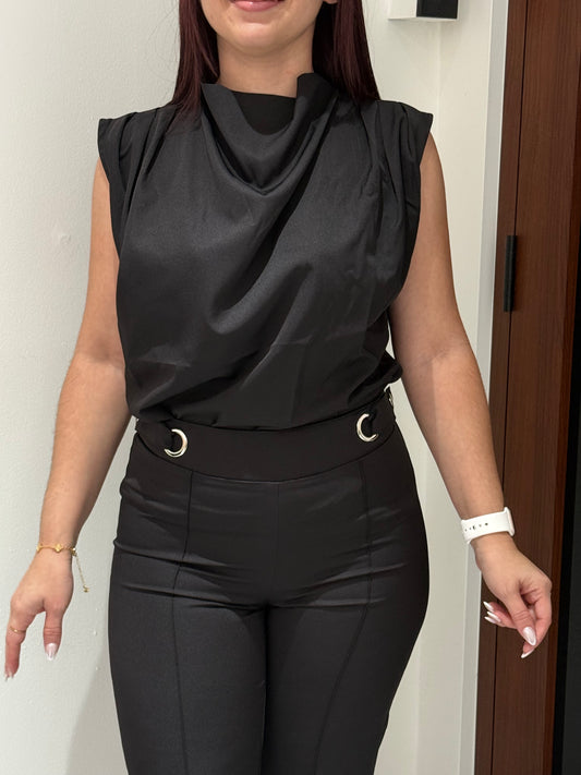 Vilmarie (Set de dos piezas con top drapeado, botones y argollas en plateado. Pantalón corte recto).
