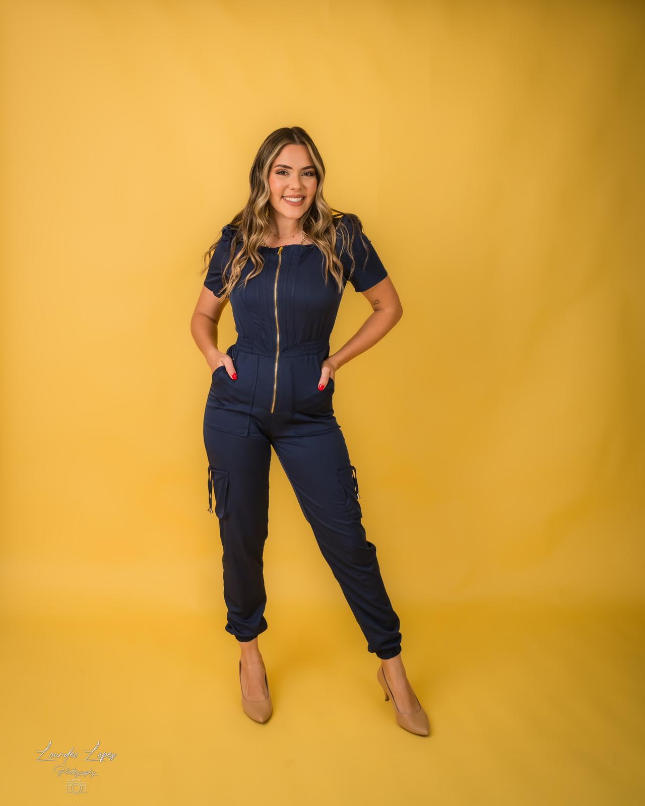 Zoe (jumpsuit con zipper dorado, elástico en el tobillo).