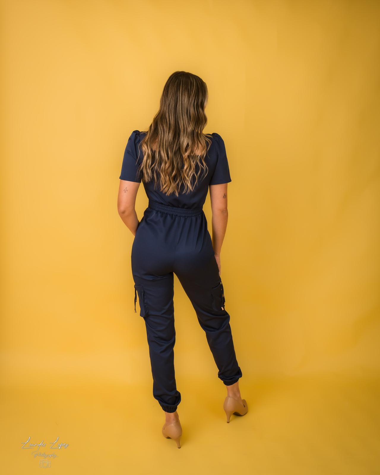 Zoe (jumpsuit con zipper dorado, elástico en el tobillo).