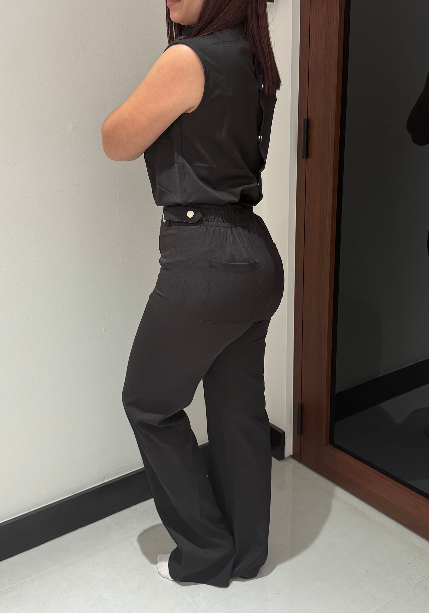 Vilmarie (Set de dos piezas con top drapeado, botones y argollas en plateado. Pantalón corte recto).
